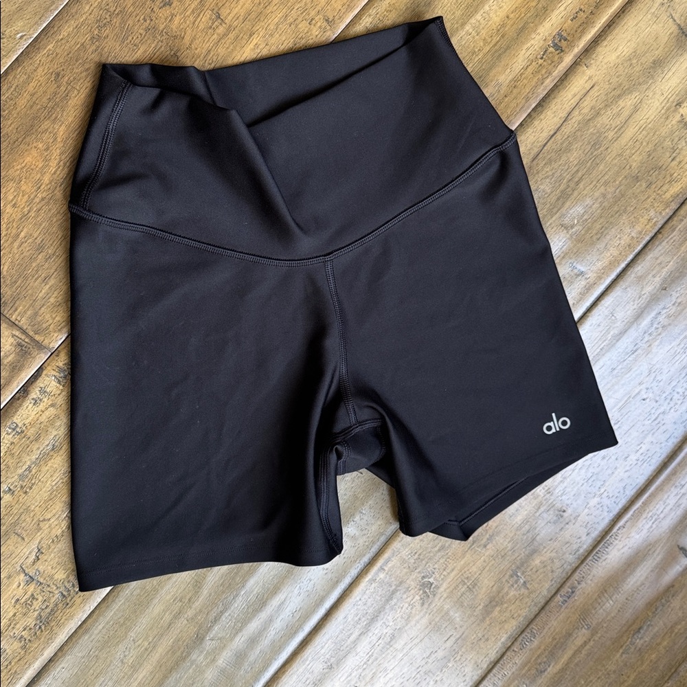 ALO 5” Airlift Energy Yoga Women's Black Biker Shorts Size Small
